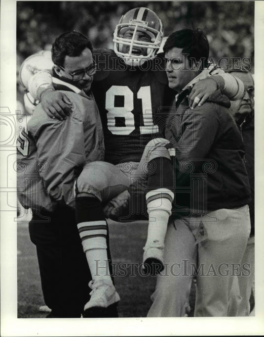 1983 Press Photo Harry Holt of Browns Carried Off Field From Ankle Injury - Historic Images
