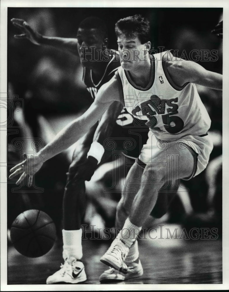 Press Photo Mark Price steals the ball from the 76er's David Wingate- Historic Images