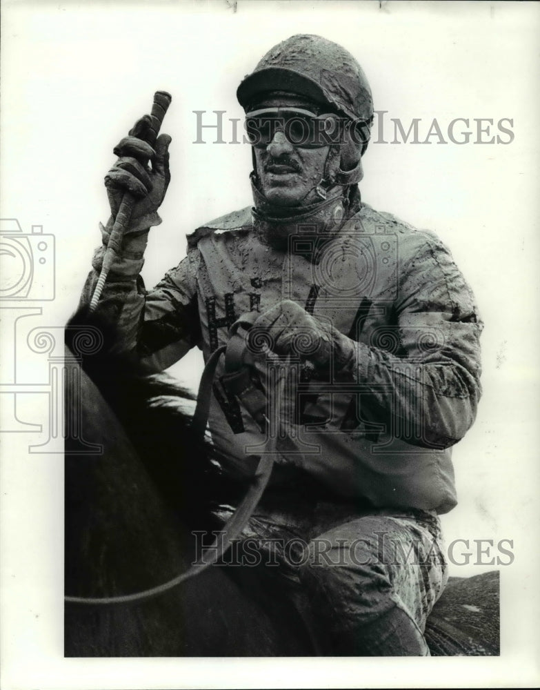 1984 Press Photo Jockey Heriberto Rivera Jr., after 6th race at Thistledown- Historic Images