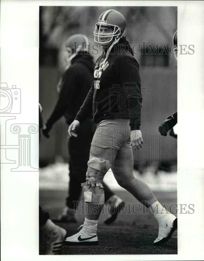 1987 Press Photo Mike Baab braves freezing rain at Browns practice in shorts - Historic Images