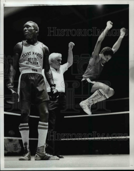 1983 Press Photo Terry Strowder looks aways as Rico Escort leaps after his win- Historic Images