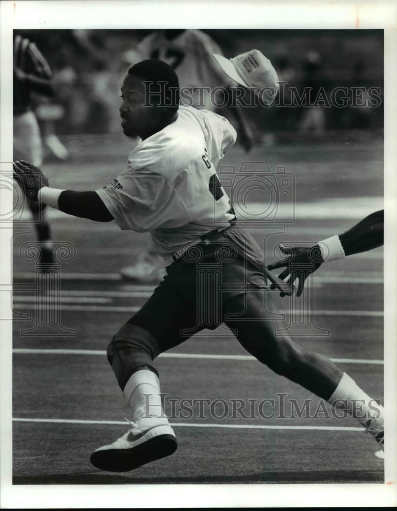 1990 Press Photo Greg Pruitt of the Cleveland Browns runs for a first down.- Historic Images