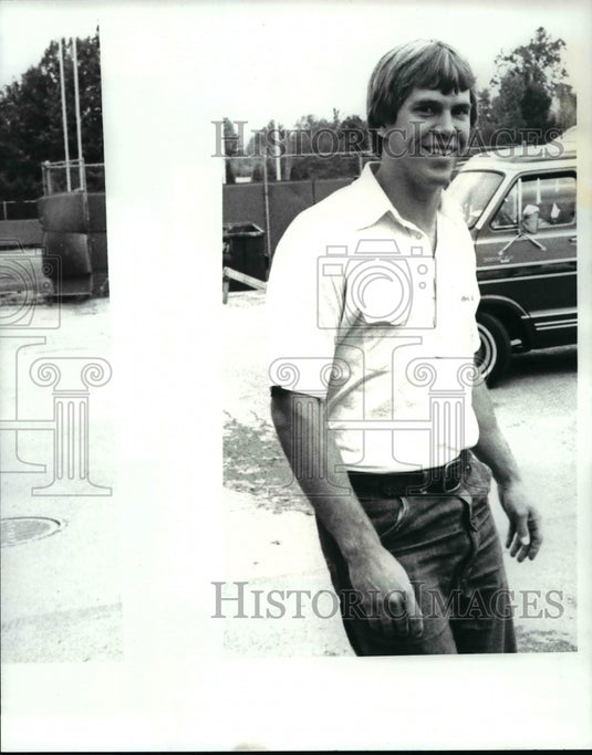 1981 Press Photo Matt Bahr arrives late for news conference - cvb52173 - Historic Images