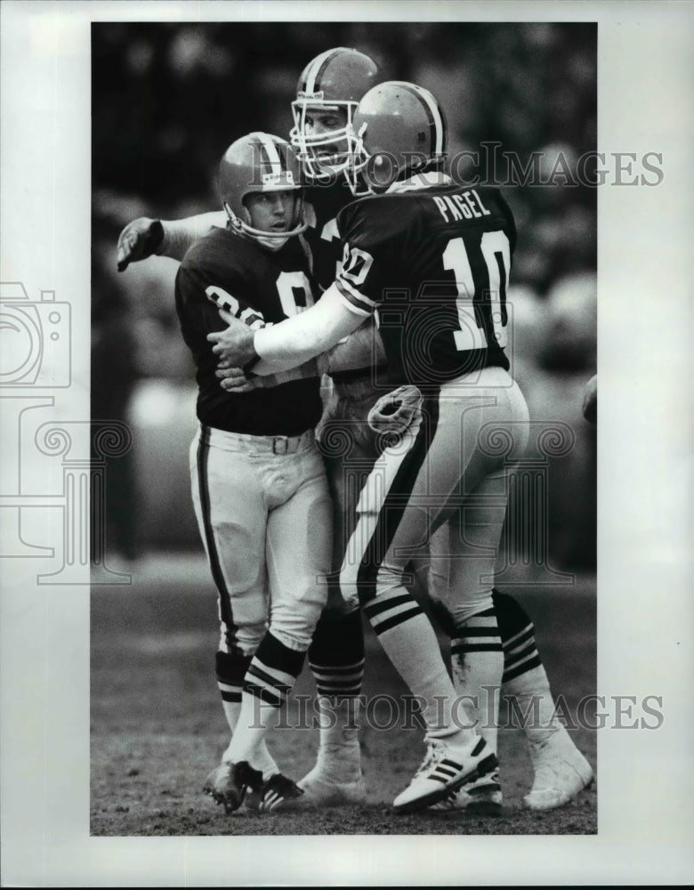 1990 Press Photo Browns Cody Risien and Mike Pagel congratulate Matt Bahr. - Historic Images