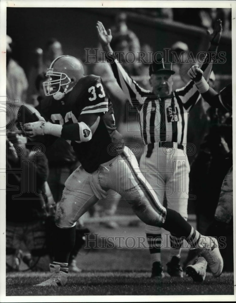 1991 Press Photo Leroy Hoard celebrates scoring a TD during 3rd quarter action - Historic Images