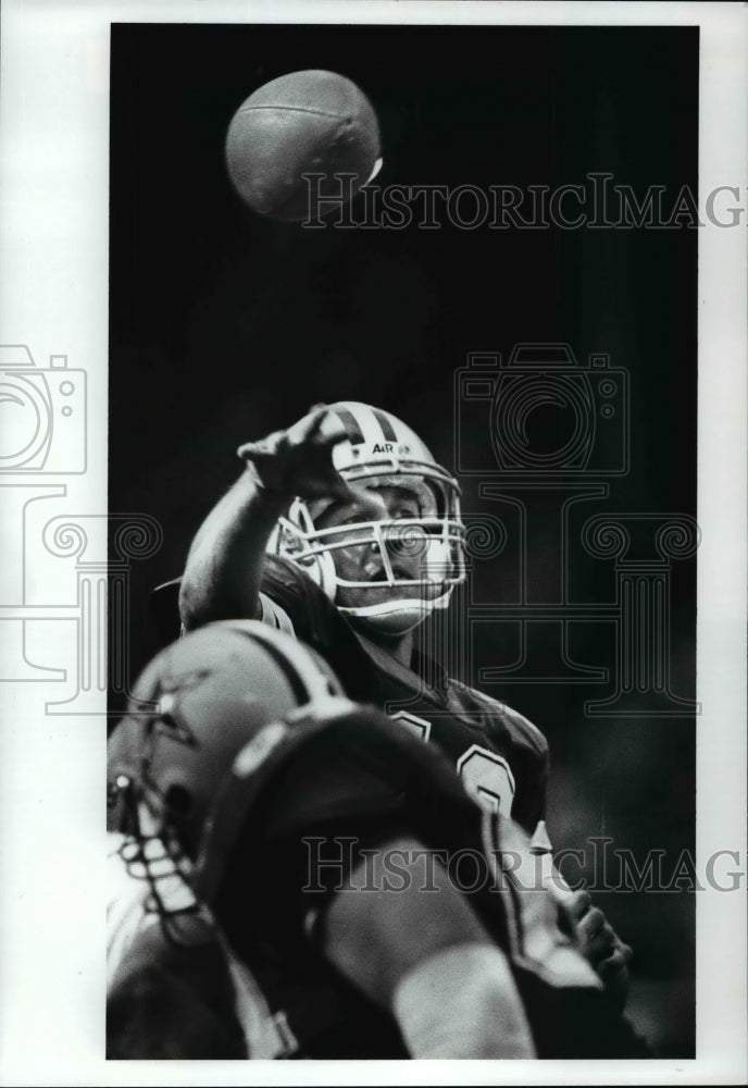1988 Press Photo Steve Pelleau of Dallas Cowboys Throws Pass - cvb52228 - Historic Images