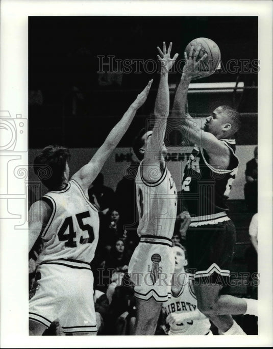 1993 Press Photo Youngtown 45 and Brian Wolf and 33 Mark Majick go up - Historic Images