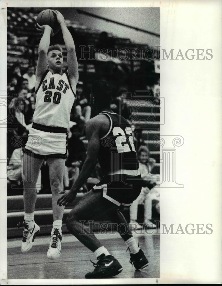 1991 Press Photo East Oriental guard Chris Young no. 20 takes a jump shot - Historic Images