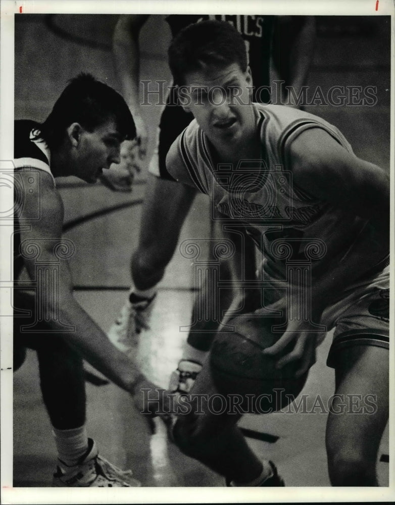 Press Photo No. 43 of Barberton Jeremy Damrod tries to block no. 32 - Historic Images