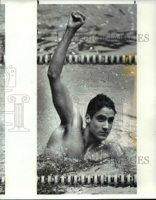 1984 Press Photo Pablo Morales of Stanford waves to the crown after winning - Historic Images