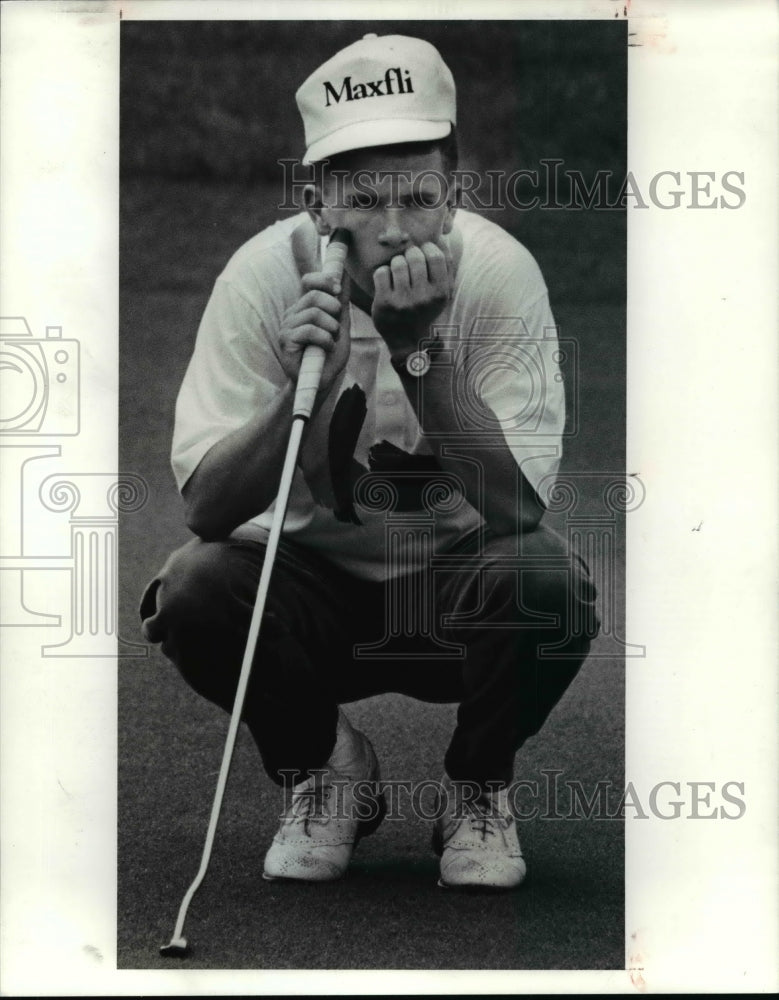 1990 Press Photo Dan Maddem 17, lines up a putt on the 18th hole - cvb52479 - Historic Images