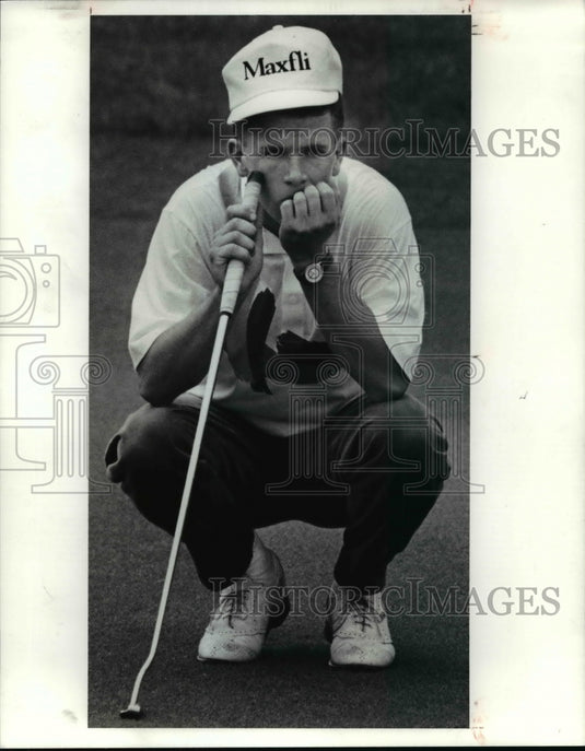 1990 Press Photo Dan Maddem 17, lines up a putt on the 18th hole - cvb52479 - Historic Images
