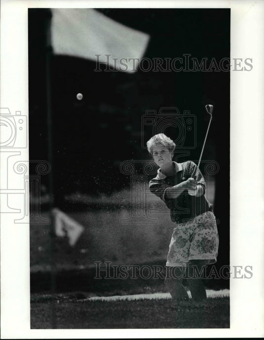1991 Press Photo Jessica Lundblad hits out of the sand trap at the flag No. 9 - Historic Images