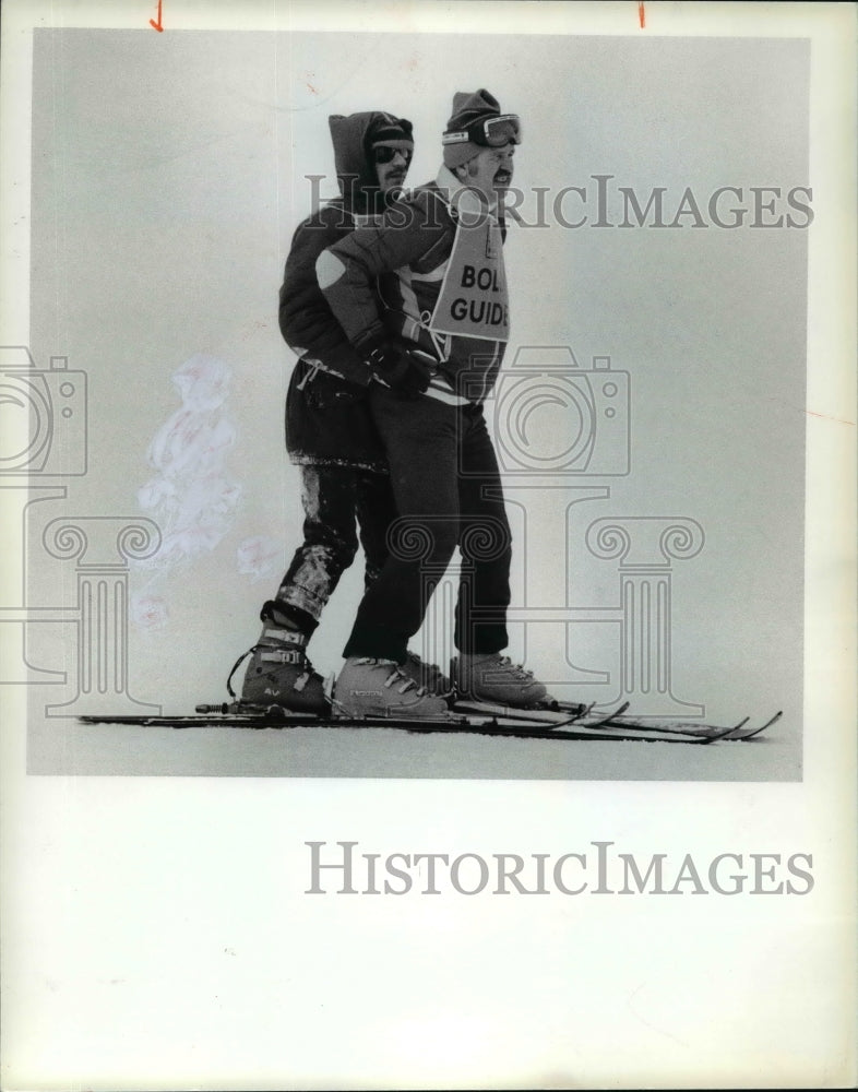 1979 Press Photo Ray Lukach guided by Paul Shaw, skiing at Alpine Valley - Historic Images