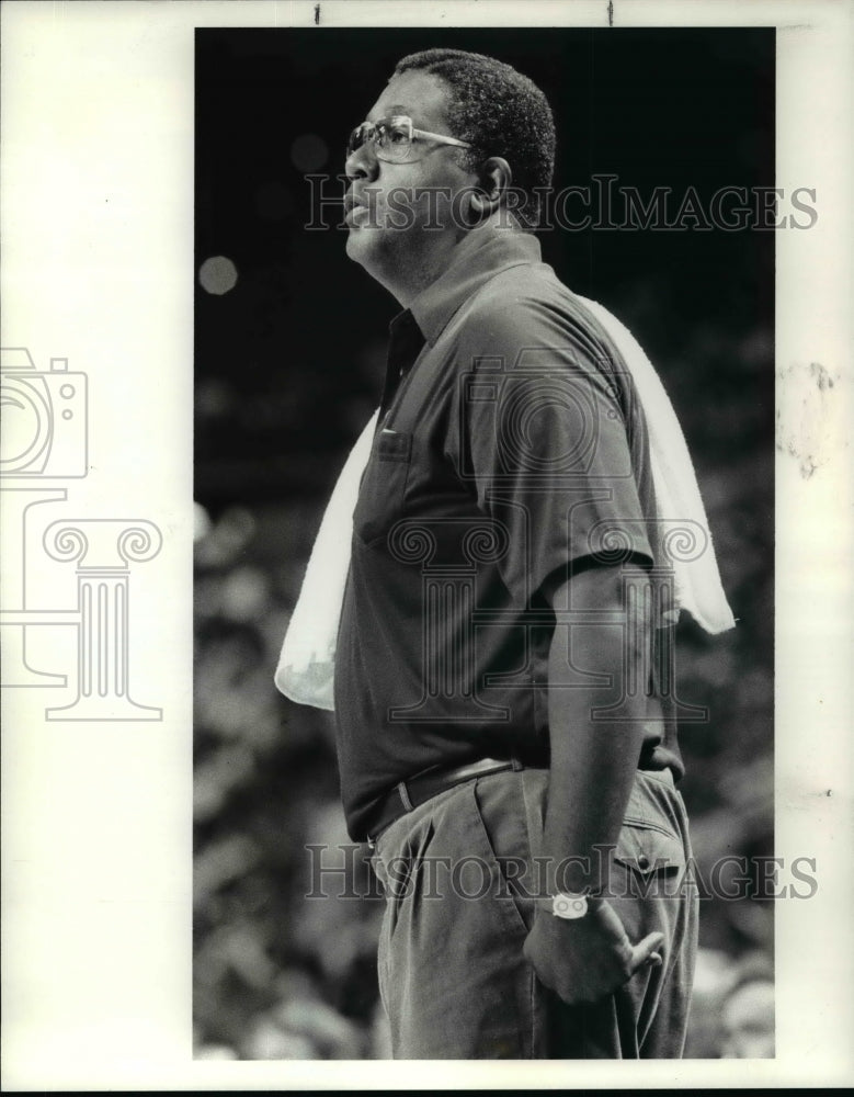 1988 Press Photo John Thompson during the second half with his towel. - Historic Images
