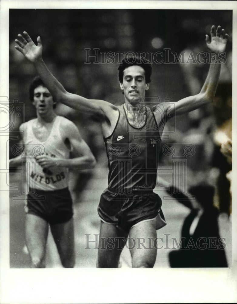 Press Photo Track runner reaching the finish line - cvb52641 - Historic Images