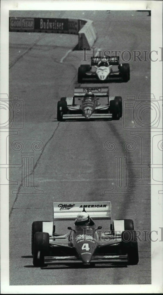 1986 Press Photo Danny Sullivan winner of the pole position leads the field. - Historic Images