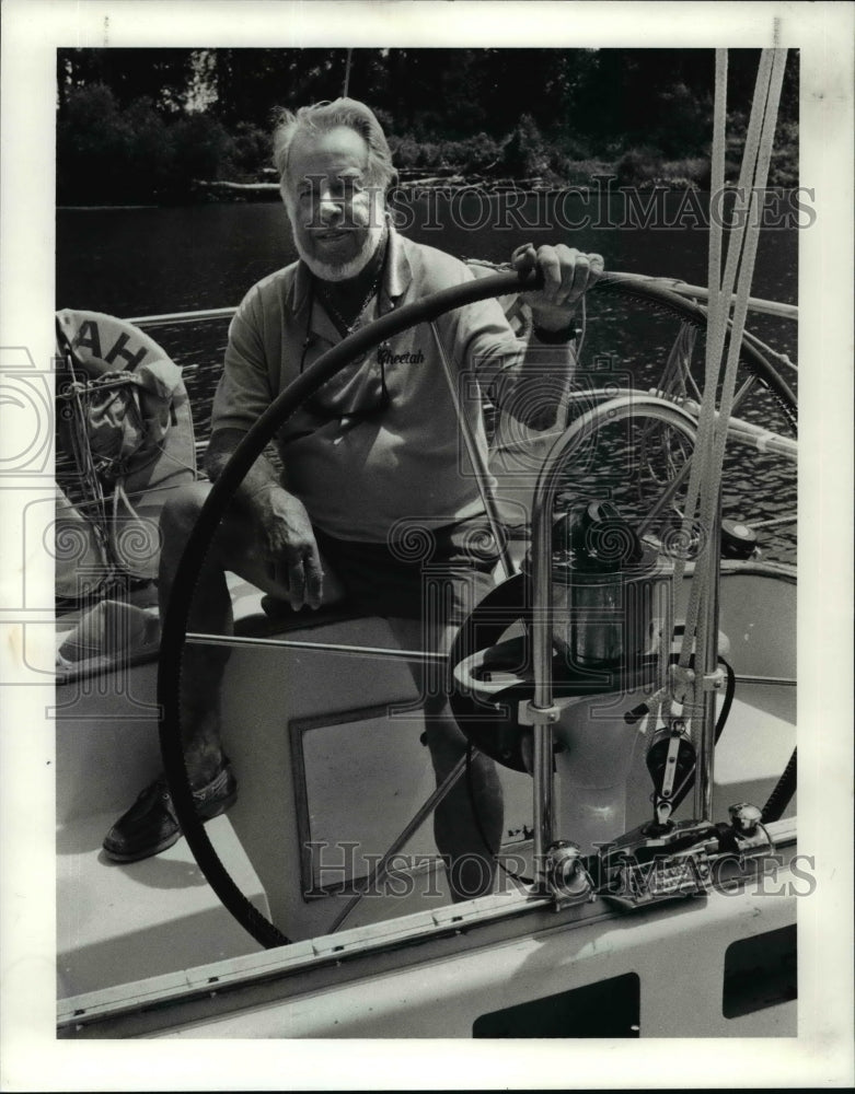 1990 Press Photo Dick Newpher on his boat Cheetah - cvb52762 - Historic Images