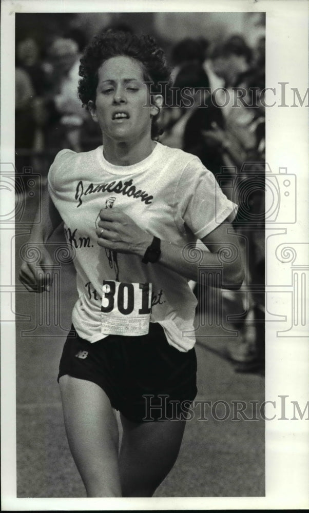 1984 Press Photo Winner of the Womens division of the six city marathon - Historic Images