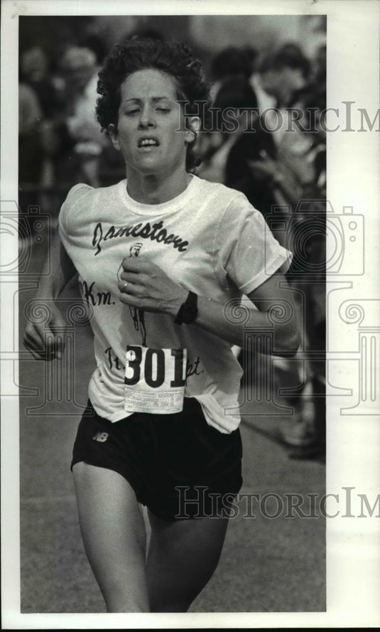 1984 Press Photo Winner of the Womens division of the six city marathon - Historic Images