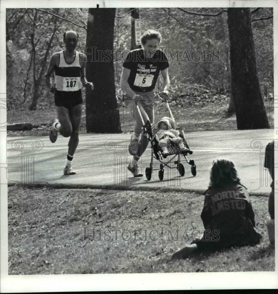 1982 Press Photo 10 kilometer run, Bruce Mearns pushes daughter - cvb52805 - Historic Images