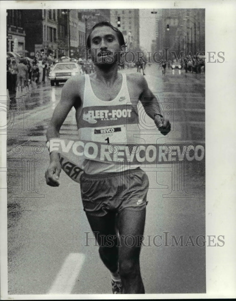 1985 Press Photo Demetrio Cabamillas winner of the marathon - cvb52809 - Historic Images