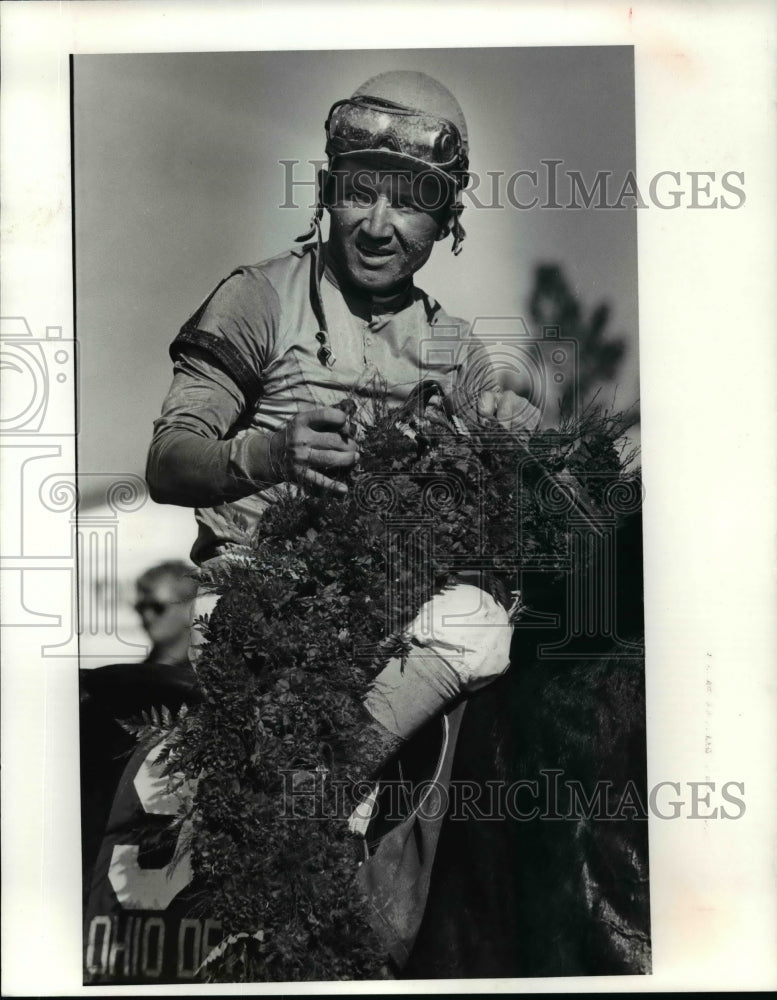 1990 Press Photo Jockey Jacinto Vasquez wins the Ohio Derby - cvb52884 - Historic Images