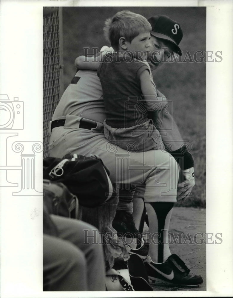 1990 Press Photo Sidekicks Don Davis and son-Men&#39;s Senior Baseball league game- Historic Images