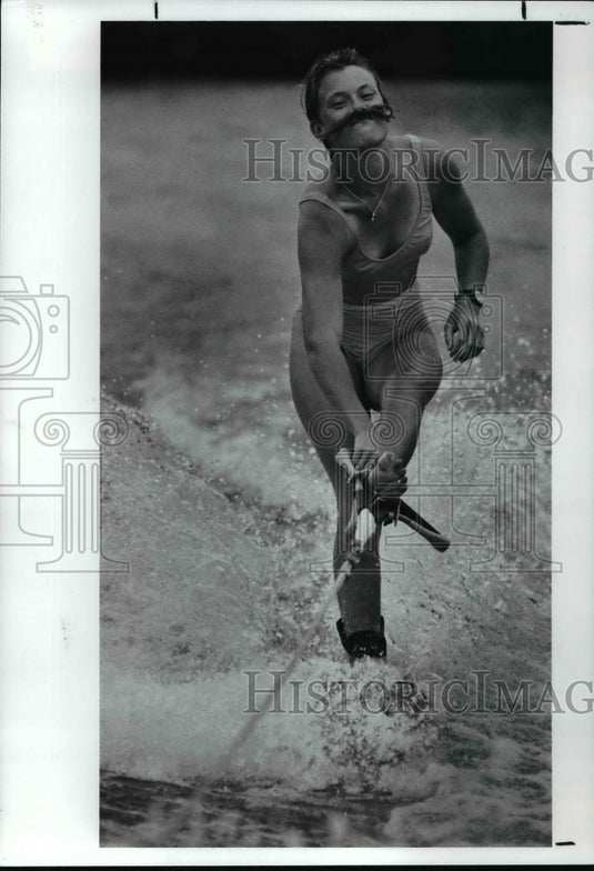 1990 Press Photo National champion trick skier Liz Lambert of Burton Ohio - Historic Images