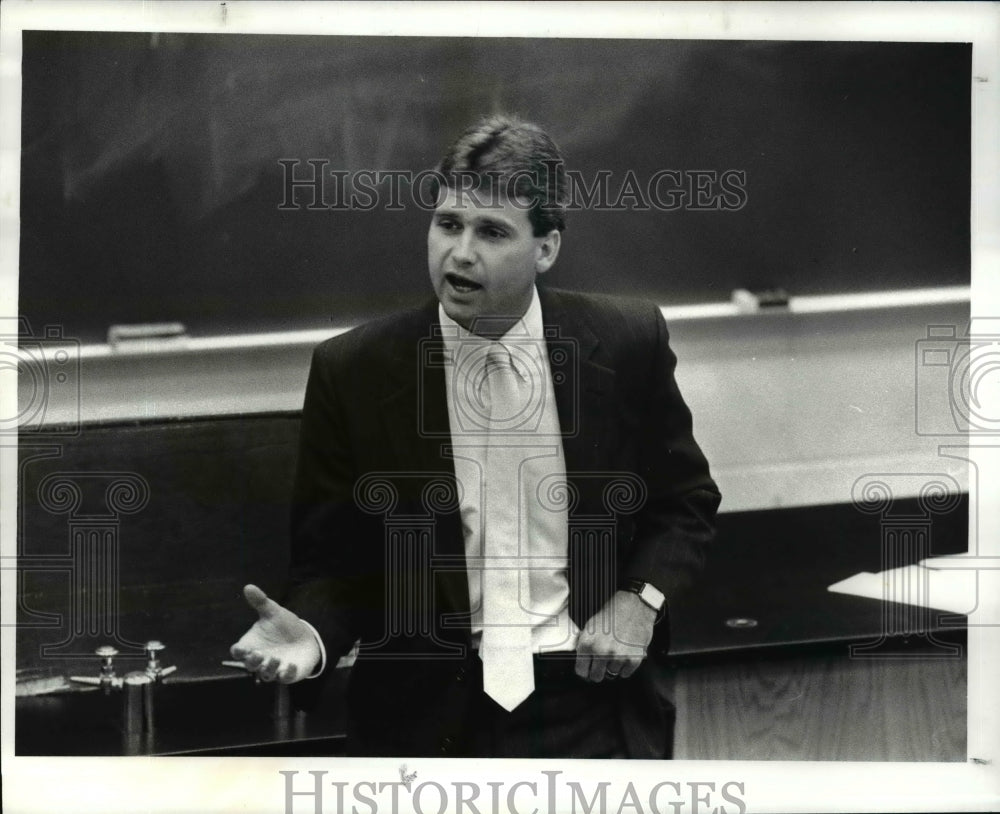 1988 Press Photo Bob Lawrie speaking to students at CSU about alcoholism - Historic Images