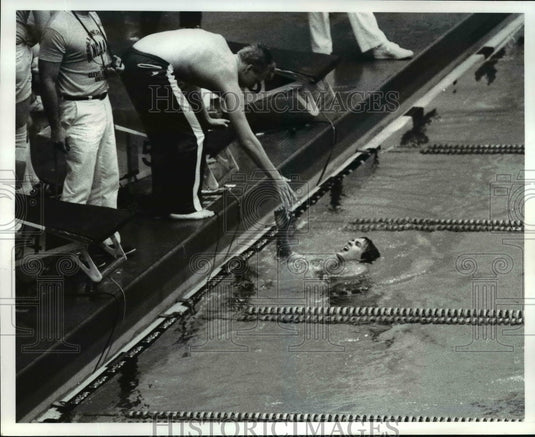 1984 Press Photo Gary Brinkman, gets a hand from his coach upon winning- Historic Images