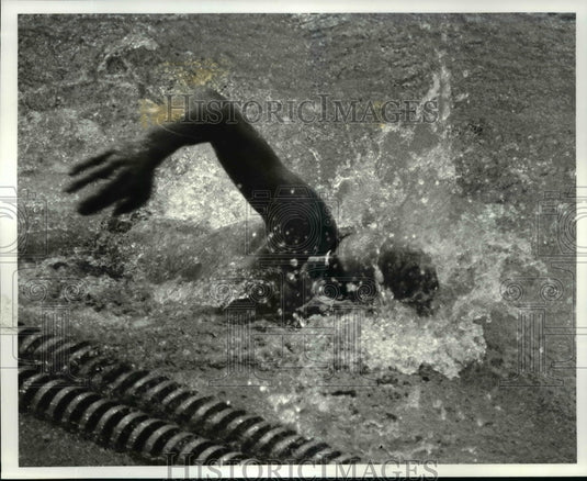 1981 Press Photo Rafael Escalas, UCLA, wins time final heat