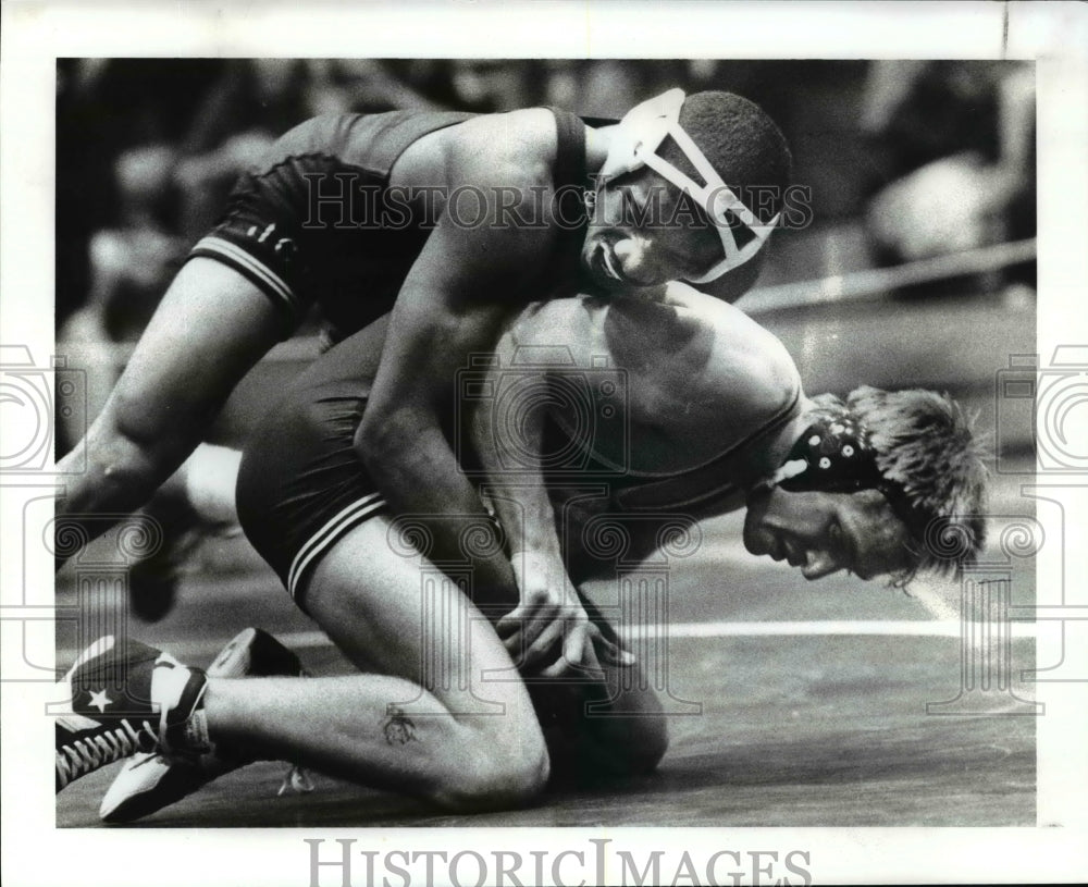 1989 Press Photo Lamarr Sexton of John Carroll defeats Alex Turner of Cleveland. - Historic Images
