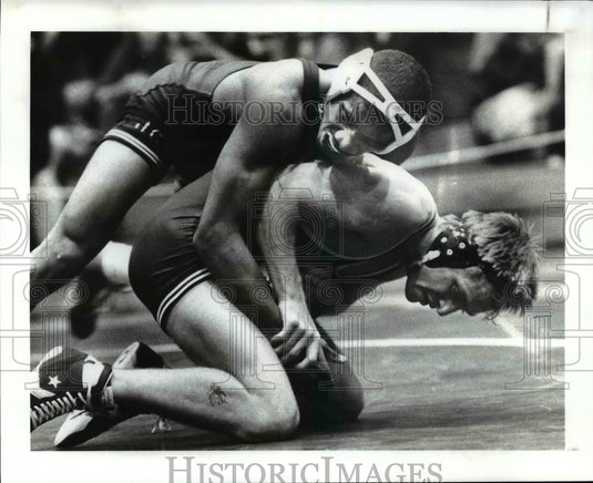 1989 Press Photo Lamarr Sexton of John Carroll defeats Alex Turner of Cleveland. - Historic Images