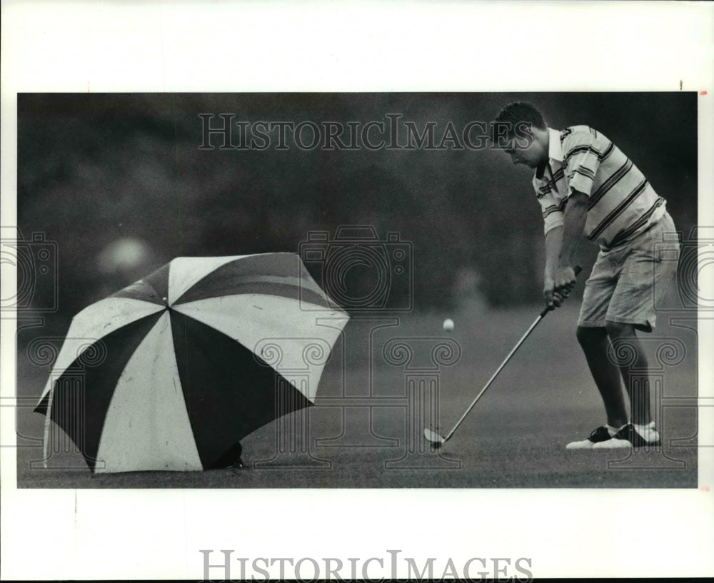 1990 Press Photo Paul Kellerman, of Bedford, chips onto the 18th green - Historic Images