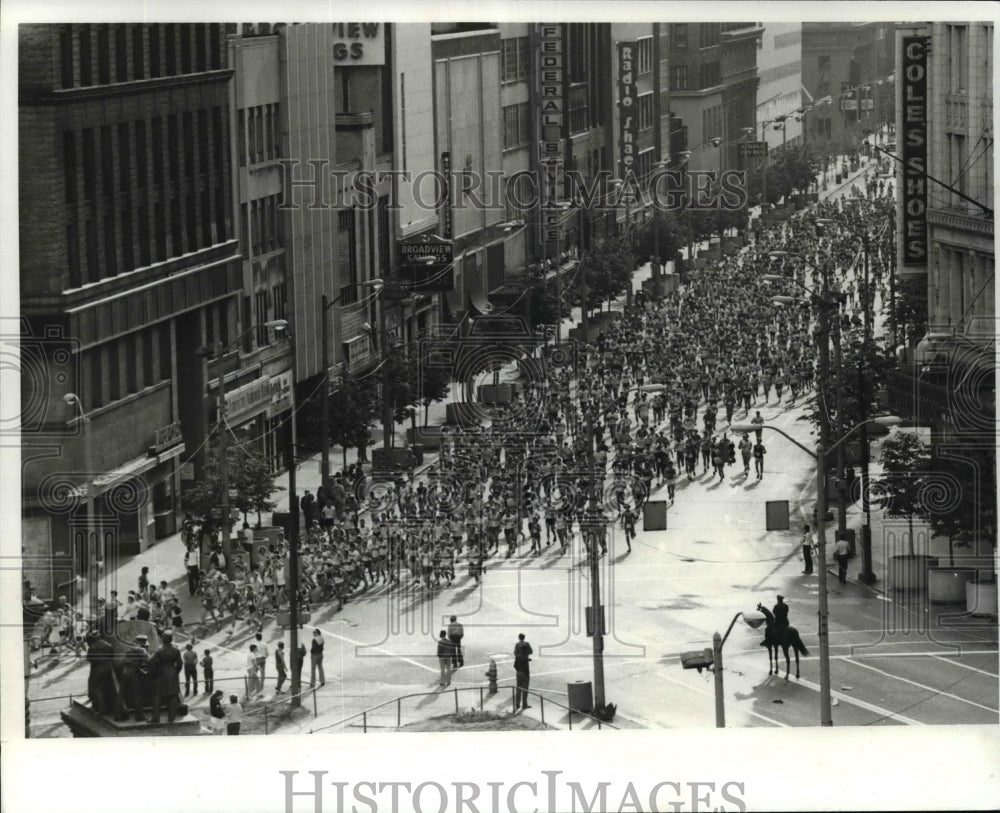 1982 Press Photo Revco marathon runner makes way down Euclid Ave. in Ohio.- Historic Images