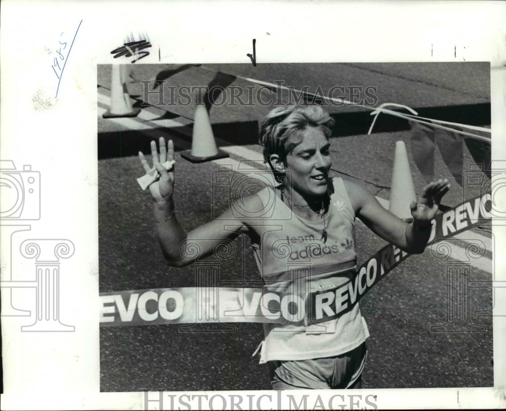 1985 Press Photo Kitty Concolo crosses finish line winning Revo marathon Ohio. - Historic Images