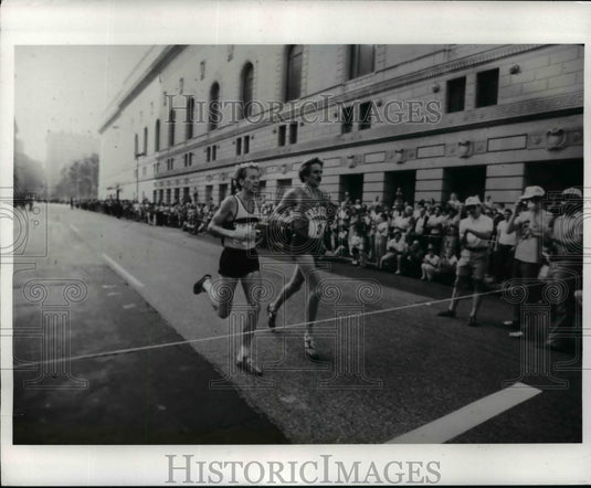 1981 Press Photo Bill Rogers and Randy Thomas race to the finish - cvb53142 - Historic Images