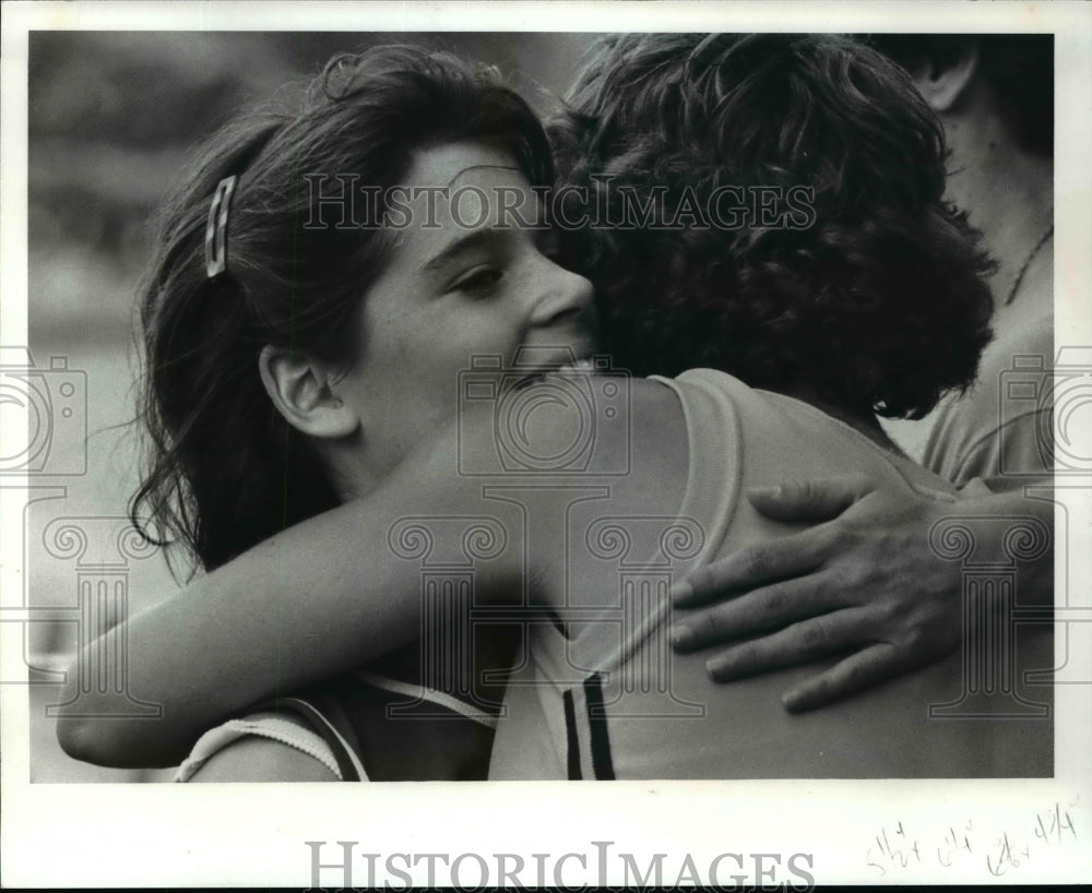 1981 Press Photo Belinda Tiller of Madison (facing camera) gets a hug - Historic Images