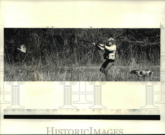 1987 Press Photo Bob Majer, prepares to shoot a pleasant he flushed - cvb53144- Historic Images
