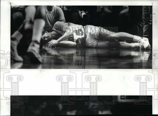 1989 Press Photo Mark Price, Cavs, injured by an NY Nick who fell on his leg. - Historic Images