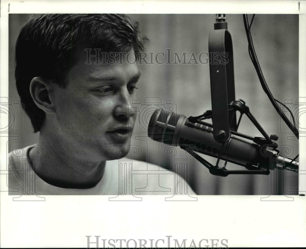 1990 Press Photo Mark Price in the WHLO studio doing his religious show. - Historic Images