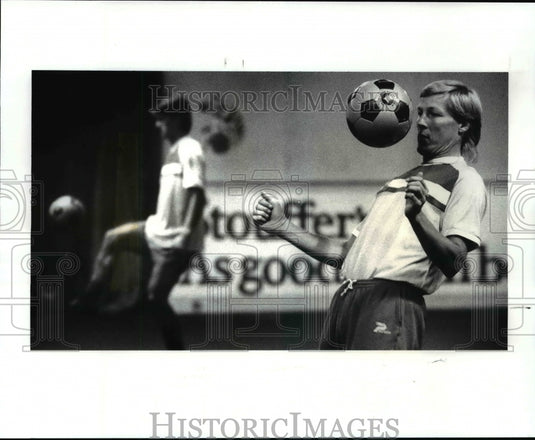 1987 Press Photo Kasi Haaskivi does some chest blocks during training camp- Historic Images