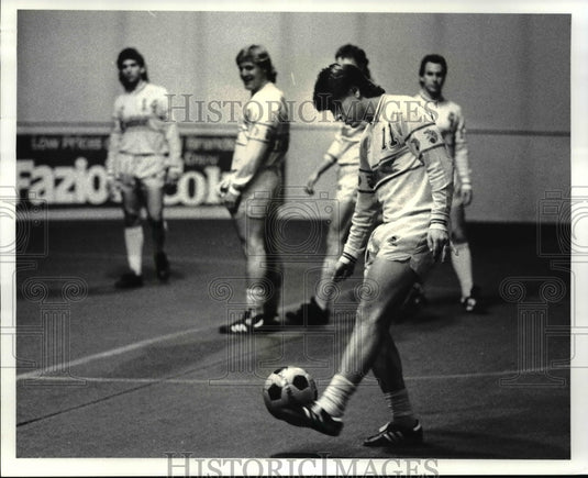 1987 Press Photo Forward Gino DiFlorio, practice ball handling - cvb53174 - Historic Images