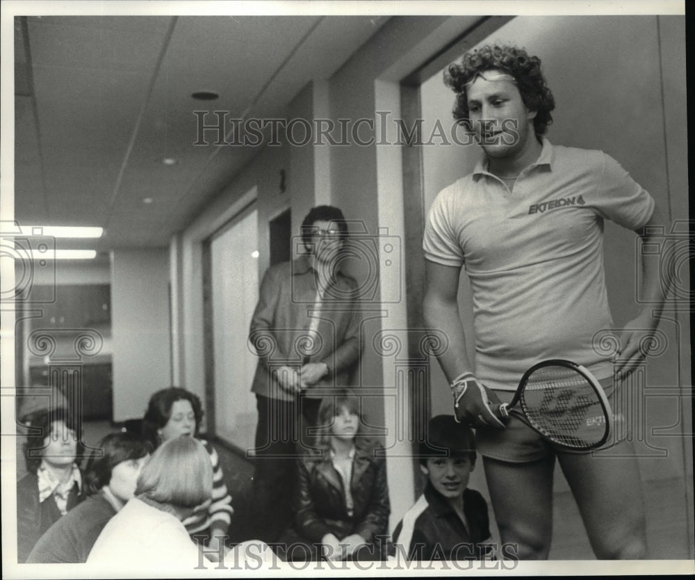 1981 Press Photo Mike Yellen, racket ball champ teaching clinic. - cvb53211 - Historic Images