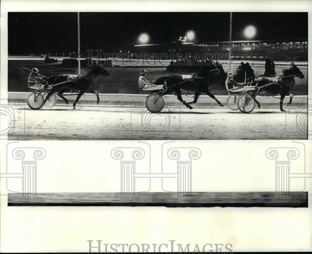 1983 Press Photo Northfield drivers bring their horses around snow covered track - Historic Images