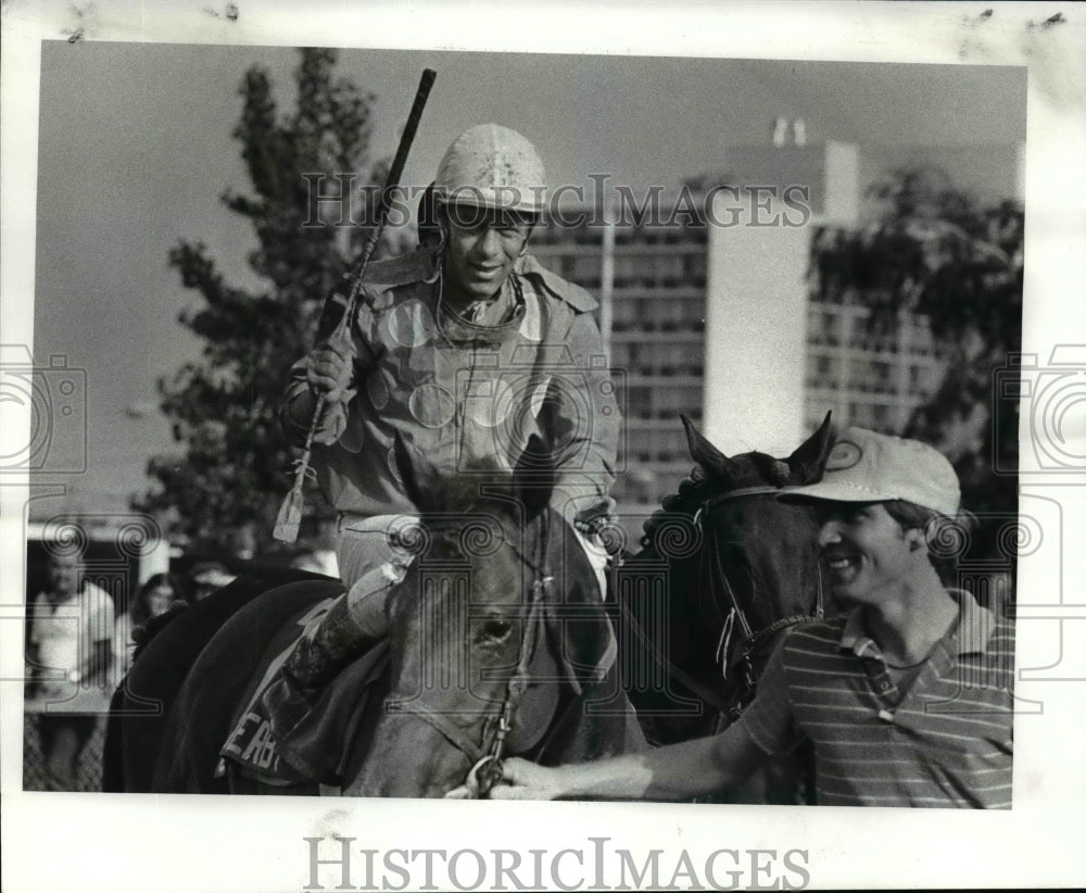 1984 Press Photo Winning Jockey of the Ohio Derby salutes the crowd. - cvb53264 - Historic Images