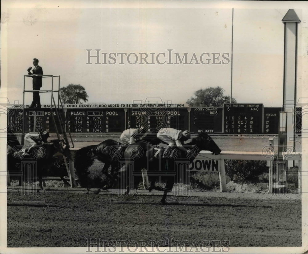 1964 Press Photo Hy-Cash ridden by Guy Smithson, who gained his 14th victory. - Historic Images