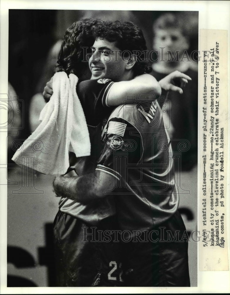 1991 Press Photo Andy Schmetzer and Ali Kazemaini hug to celebrate their victory - Historic Images