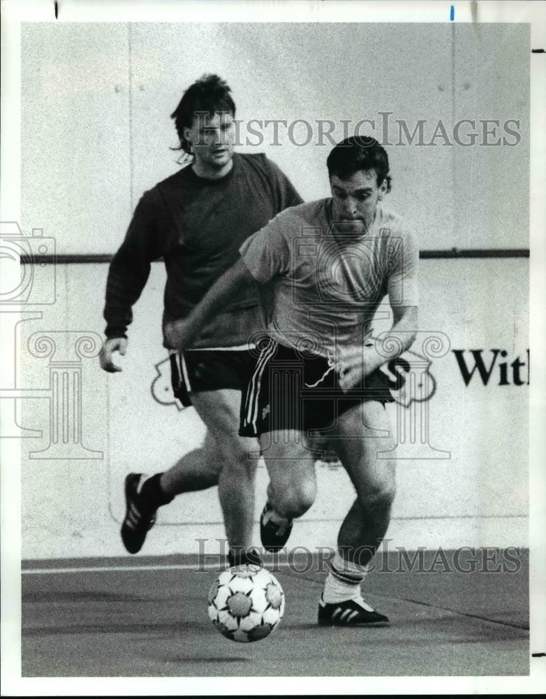 1990 Press Photo Simon Keith and David Hoggan during Cleveland Crunch Practice - Historic Images